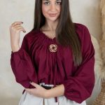 Koszula z marszczonym dekoltem i broszką Bordowy – Aurivane 4