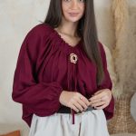 Koszula z marszczonym dekoltem i broszką Bordowy – Aurivane 5