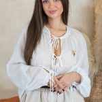 Koszula damska z wiązaniem i broszką Biały – Brochelle 3