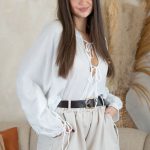 Koszula damska z wiązaniem i broszką Biały – Brochelle 5