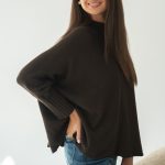 Sweter nietoperz oversize Czekoladowy – Loravie 1