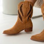 Kowbojki zamszowe z haftem Camelowe – Elyssora 3