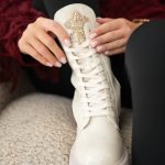 Sznurowane botki workery z ozdobą na języku Beżowe – Thaloria 2