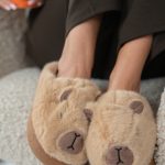Kapcie kapibara damskie Czekoladowe – Vynoria 1