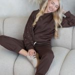 Komplet z bluzą zdobioną perełkami i spodniami Czekoladowy – Pearlyss 7