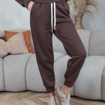 Komplet z bluzą zdobioną perełkami i spodniami Czekoladowy – Pearlyss 5