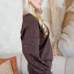 Komplet z bluzą zdobioną perełkami i spodniami Czekoladowy – Pearlyss 4