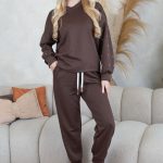 Komplet z bluzą zdobioną perełkami i spodniami Czekoladowy – Pearlyss 1