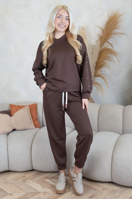 Komplet z bluzą zdobioną perełkami i spodniami Czekoladowy – Pearlyss 1