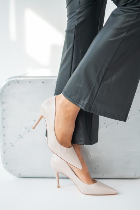 Czółenka damskie eleganckie z cyrkoniami Beżowe – Selyvra 1