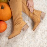 Stylowe kowbojki damskie na niskim obcasie Camelowe – Arivelle 8