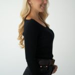 Sweter z dekoltem w serek Czarny – Serenyae 4