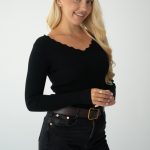 Sweter z dekoltem w serek Czarny – Serenyae 3