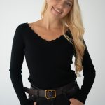 Sweter z dekoltem w serek Czarny – Serenyae 2