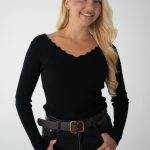 Sweter z dekoltem w serek Czarny – Serenyae 1
