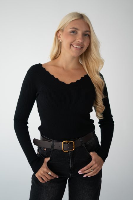 Sweter z dekoltem w serek Czarny – Serenyae 1