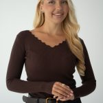 Sweter z dekoltem w serek Czekoladowy – Serenyae 4