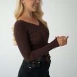 Sweter z dekoltem w serek Czekoladowy – Serenyae 3