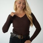Sweter z dekoltem w serek Czekoladowy – Serenyae 2