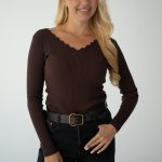 Sweter z dekoltem w serek Czekoladowy – Serenyae 1
