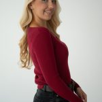 Sweter z dekoltem w serek Bordowy – Serenyae 3