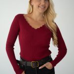 Sweter z dekoltem w serek Bordowy – Serenyae 1