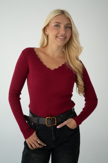 Sweter z dekoltem w serek Bordowy – Serenyae 1