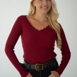 Sweter z dekoltem w serek Bordowy – Serenyae 4