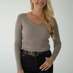 Sweter z dekoltem w serek Fango – Serenyae 4