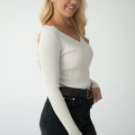 Sweter z dekoltem w serek Beżowy – Serenyae 4