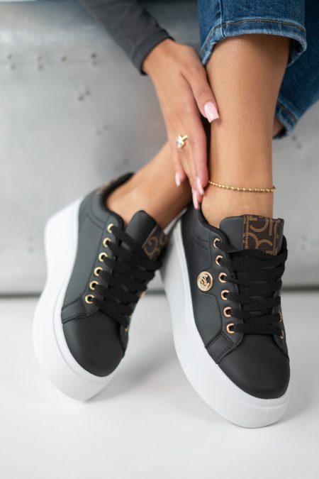 Sneakersy z metalowym znaczkiem Czarne – Zynelle