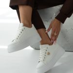 Sneakersy z metalowym znaczkiem Białe – Zynelle 3