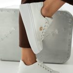 Sneakersy z metalowym znaczkiem Białe – Zynelle 2