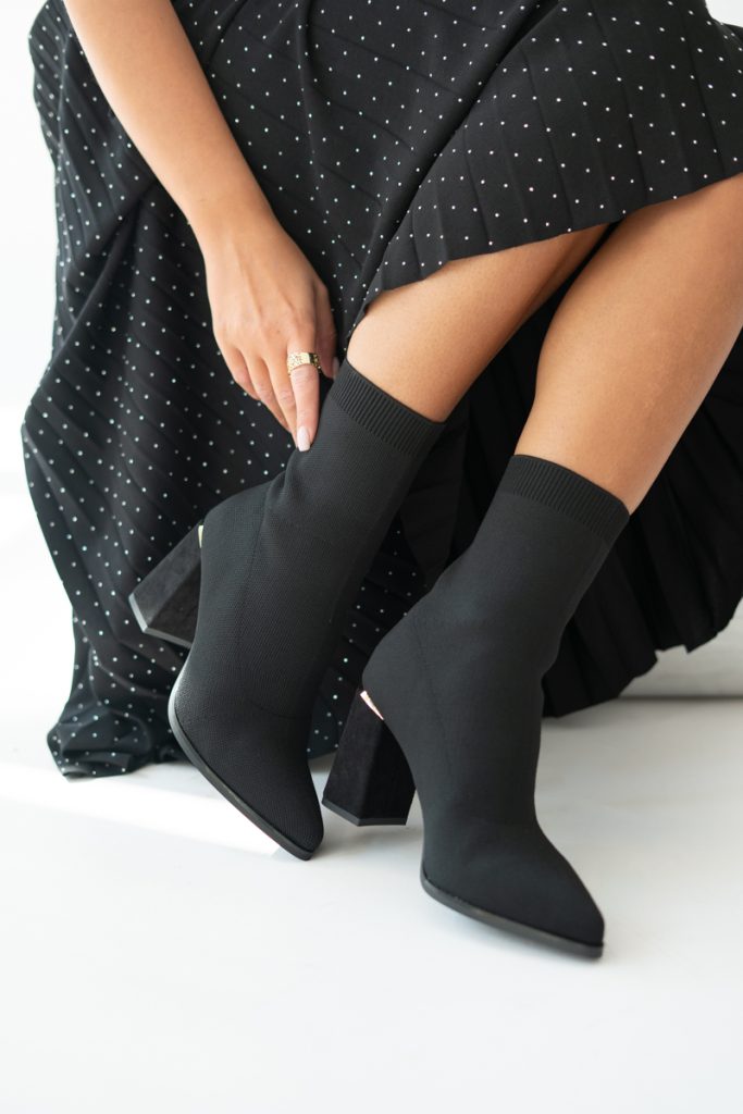Botki na słupku z elastyczną cholewką Czarne – Rovella 2