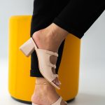 Stylowe klapki na obcasie Pudrowe – Thalisse 1