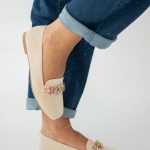 Zamszowe loafersy z kolorowymi kryształkami Beżowe – Zoralyne 3