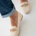 Zamszowe loafersy z kolorowymi kryształkami Beżowe – Zoralyne 2
