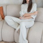 Komplet bluza i spodnie z ozdobnymi detalami Beżowy – Cyravelle 1