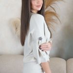 Komplet bluza i spodnie z ozdobnymi detalami Beżowy – Cyravelle 4