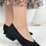 Czółenka zamszowe na niskim słupku Czarne – Selivra 2