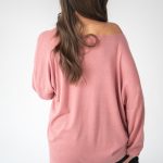 Sweter z wiskozy o klasycznym kroju Pudrowy – Basivora 4
