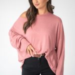 Sweter z wiskozy o klasycznym kroju Pudrowy – Basivora 2