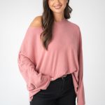 Sweter z wiskozy o klasycznym kroju Pudrowy – Basivora 1