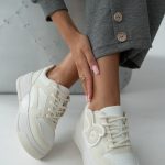 Sneakersy z ozdobną aplikacją na wysokiej platformie Beżowe – Palirra 1