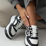 Sneakersy z ozdobną aplikacją na wysokiej platformie Czarne – Palirra 2