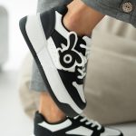 Sneakersy z ozdobną aplikacją na wysokiej platformie Czarne – Palirra 1