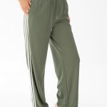 Spodnie dresowe damskie oversize Oliwkowy – Strivelle 1