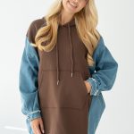 Bluza z kapturem z jeansowymi rękawami Czekoladowy – Velirra 1