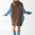 Bluza z kapturem z jeansowymi rękawami Czekoladowy – Velirra 4
