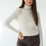 Dzianinowy sweter z golfem Beżowy – Goldivra 2